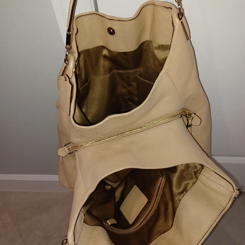 Coach Pebbled Tan Leather Madison Phoebe 3 Compartment Bag Like New Cond… - Picture 15 of 16